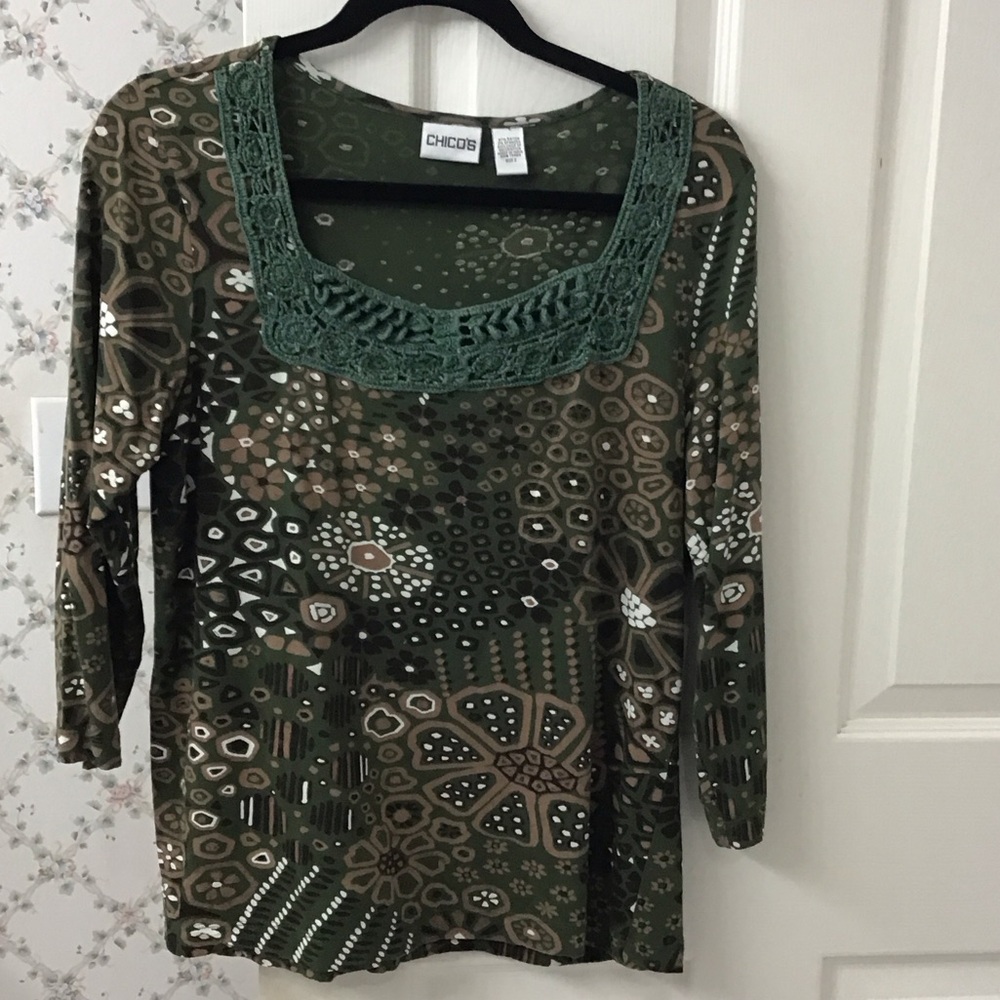 Chicos Rayon Sz 2 Green Floral & Geometric Design Top w/ Crocheted Square Neck.
